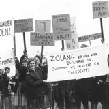Op deze foto uit 1967 protesteren jongeren tegen het vervuilde rivierwater van het rivierbad van Tiel. “Geen woorden, maar baden.” © via Collectie Gelderland, Flipje en Streekmuseum Tiel
