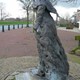 In Brakel moest in 1975 onder meer het voormalige gemeentehuis voor dijkversterking wijken. Sinds 1980 staat op de plek van het gemeentehuis het Vrouwtje van Brakel, dat zorgelijk over de Waal tuurt. © Via Collectie Gelderland, Gelderland in Beeld, gemeente Zaltbommel
