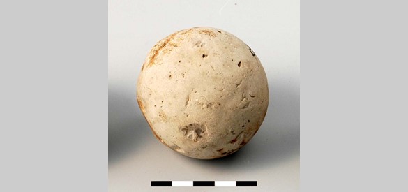 Romeinen maakten ook munitie van klei, zoals deze grote slingerkogel. Gevonden in de Waal.
