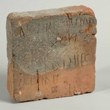 Bakstenen tegel uit tweede of derde eeuw na Chr. gevonden bij Romeinse steenbakkerij bij De Holdeurn. © Museum Het Valkhof, CC-BY