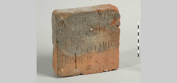 Bakstenen tegel uit tweede of derde eeuw na Chr. gevonden bij Romeinse steenbakkerij bij De Holdeurn.