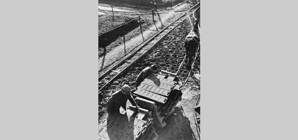 Vervoer van baksteen over smalspoor bij Leuth en Kekerdom omstreeks 1950.