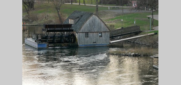 Een gereconstrueerde schipmolen aan de rivier de Weser in Minden, Duitsland