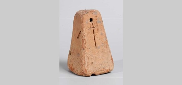 Langs de Waal zijn veel Romeinse gebruiksvoorwerpen gevonden, zoals dit weefgewicht van aardewerk. Het is gevonden in de Waal bij Nijmegen.