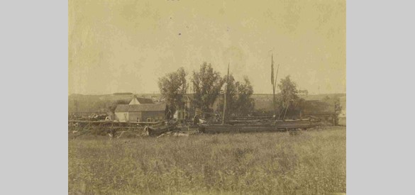 Wetering 't Meertje bij Nijmegen met scheepswerf in 1910. Dat jaar werden voor het eerst ook stalen Waalschokkers geproduceerd.
