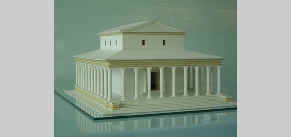 Maquette van de tempel in Elst