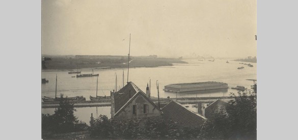 De Waal bij Nijmegen, met rechts het Rivierbad in 1890