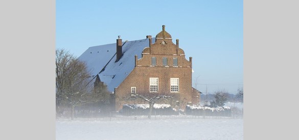 Het Huis ’t Meyerink met zijn Gelderse gevel met vierkante pinakels na een uitbreiding in de zeventiende eeuw.