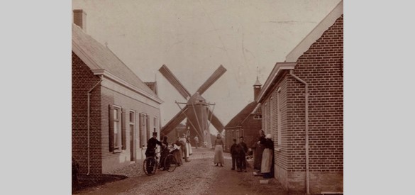 Dijk met dijkhuizen en molen in Brakel omstreeks 1920