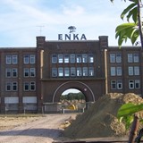 "Enka poortgebouw" © door ArjanH - Eigen werk. Licensed under CC BY-SA 3.0 nl via Wikimedia Commons.