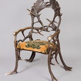 Een stoel gemaakt van jachttrofeeën. © Geldersch Landschap & Kasteelen
