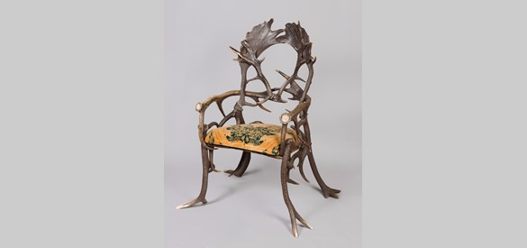 Een stoel gemaakt van jachttrofeeën.
