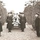 Begrafenis van de dorpsagent, gedragen door collega’s in uniform. © 