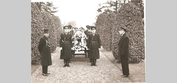 Begrafenis van de dorpsagent, gedragen door collega’s in uniform.