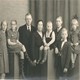 De hele familie in zondagkleding © 