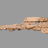 In de Steen- en Bronstijd werden veel voorwerpen van been gemaakt. Dit voorwerp is gemaakt van het schouderblad van een rund of een ander groot zoogdier. © Museum het Valkhof