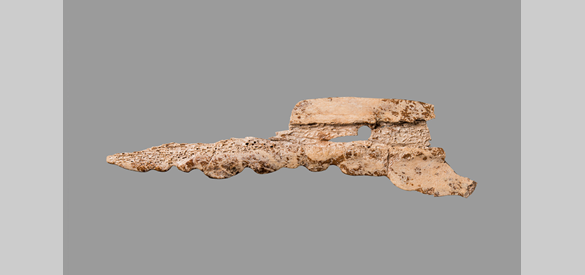 In de Steen- en Bronstijd werden veel voorwerpen van been gemaakt. Dit voorwerp is gemaakt van het schouderblad van een rund of een ander groot zoogdier.