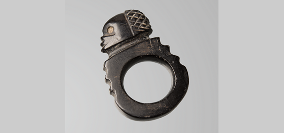 De zwarte ring, gevonden in een nederzetting in Huissen