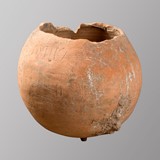 Deze amfoor is ooit van de Romeinse ruiter Sextius Basus geweest. in dergelijke kruiken olijfolie werd uit Spanje aangevoerd, waarna ze werden hergebruikt als watertank of urinevat. © Museum het Valkhof