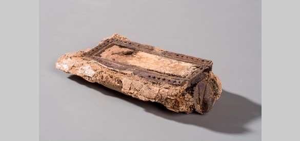 Dit doosje van been is gevonden in het graf van een van de rijkste Romeinse vrouwen van Nijmegen.