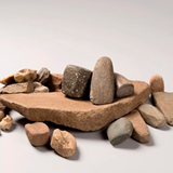 Diverse materialen van een klokbekersmid, gevonden in Hengelo © Museum het Valkhof