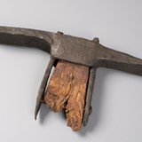 Een stukje van de steel van een ijzeren hak, vermoedelijk gebruikt bij de sloop © Museum het Valkhof