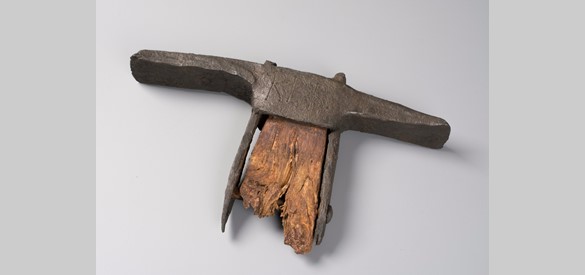 Een stukje van de steel van een ijzeren hak, vermoedelijk gebruikt bij de sloop