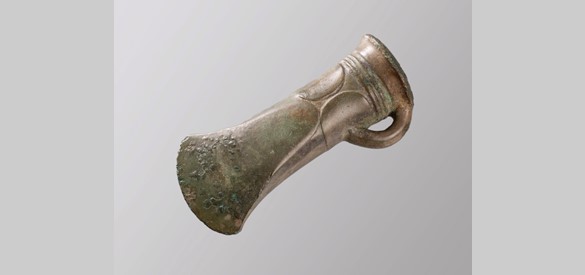 Deze bronzen kokerbijl uit circa 1000 voor Christus is in 2004 gevonden bij Tiel.
