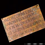 Koperen plaatje met de tekst:' Jacob Cornelis Carl Baron Bieck, gebore den 30 decemb 1737 gestorwen in Den Haag den 19 augustus 1743' © Museum het Valkhof
