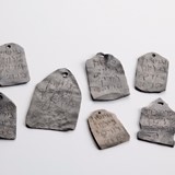 15 van deze amuletten met Hebreeuwse teksten zijn in Groenlo gevonden. Ze werden door Joden gebruikt om rampspoed af te wenden. © Museum het Valkhof