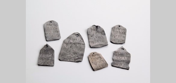 15 van deze amuletten met Hebreeuwse teksten zijn in Groenlo gevonden. Ze werden door Joden gebruikt om rampspoed af te wenden.