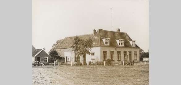 Boerderij Het Woolbeek bij Laren in 1970, ongeveer op dezelfde plaats als het middeleeuwse huis Woolbeek.
