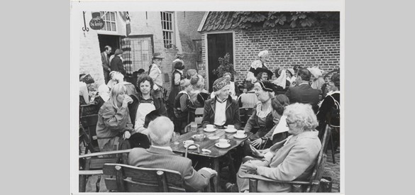 Pauzeren bij café De Knip tijdens de filmopname Mariken, 1973