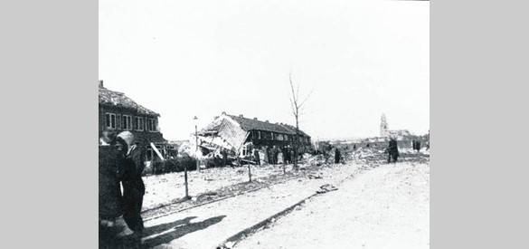 Verwoeste huizen in Malburgen na het bombardement