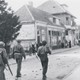Canadese soldaten lopen over de Hogestraat in Dieren naar het politiebureau, waar ze contact maken met de Britten van het Hallamshire Bataljon. De Duitse troepen in West-Nederland zijn afgesneden. © 