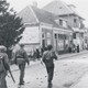 Canadese soldaten lopen over de Hogestraat in Dieren naar het politiebureau, waar ze contact maken met de Britten van het Hallamshire Bataljon. De Duitse troepen in West-Nederland zijn afgesneden.