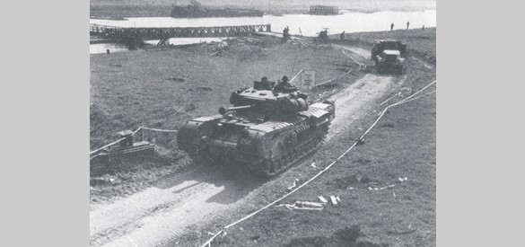 De eerste van de tanks die Velp gaan bevrijden, komst over de brug bij Westervoort.