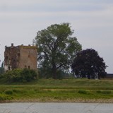 De noordzijde van Slot Nijenbeek, waar Reinald III opgesloten zit nadat hij door zijn broer Eduard gevangen genomen is in 1361 (juni 2009) © Apdency op Wikimedia commons CC-BY-SA