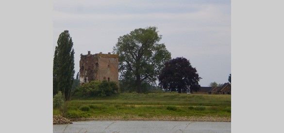 De noordzijde van Slot Nijenbeek, waar Reinald III opgesloten zit nadat hij door zijn broer Eduard gevangen genomen is in 1361 (juni 2009)
