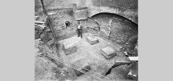 Opgravingen door de Rijksdienst voor Cultureel Erfgoed, resten van de vier kolommen van de St. Maartenskerk