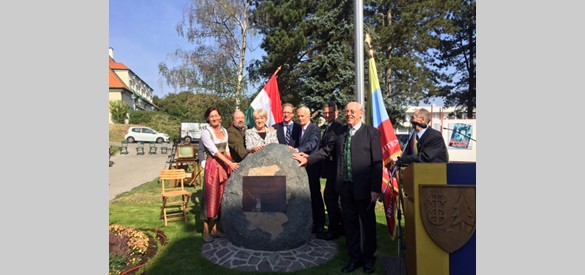 De Hongaarse en Nederlandse delegatie bij de gedenksteen tijdens de herdenking van 60 jaar Hongaarse Opstand op 25 september 2016. In het midden ambassadeur Marco Hennis. Op de achtergrond staat het Hollandhuis.