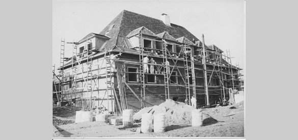 Foto ‘Hollandhaus Bau’. Het Gelders Paviljoen onder constructie in 1957.