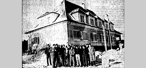 Jungarbeiter voor het Gelders Paviljoen, dat in december 1957 bijna af was.