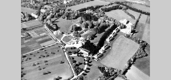 Luchtfoto van het Jungarbeiterdorf Hochleiten in 1956, waar in 1957-58 het Hollandhuis gebouwd werd.