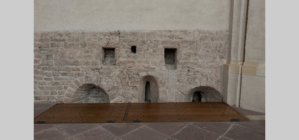 10e eeuwse muur in de huidige kerk