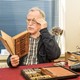 Ad Derwig en de doos testglazen, 2018 © Elisabeth Weeshuis Museum, foto: Roelien van Neck