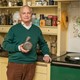 Maarten Bongaerts met het urinaal uit het Sint-Pietersgasthuis © Elisabeth Weeshuis Museum, foto: Roelien van Neck
