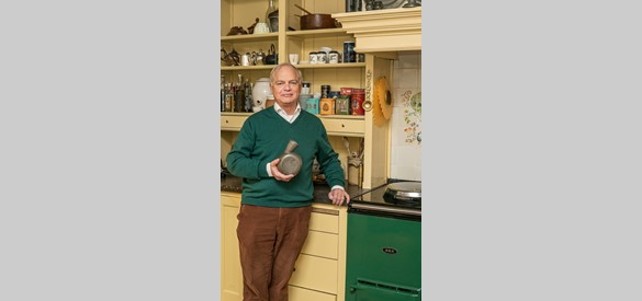 Maarten Bongaerts met het urinaal uit het Sint-Pietersgasthuis