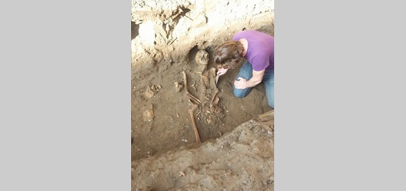 Archeoloog legt skelet vrij bij commanderij Doesburg