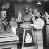 Egidius Everaerts © Everaerts in zijn atelier aan de Sint Annastraat in Nijmegen, 1920 (foto Katholiek Documentatie Centrum) CC-BY-NC-ND
